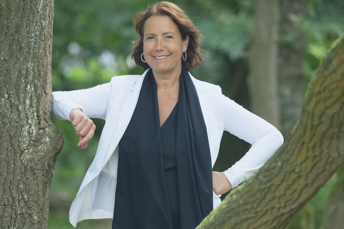 Emily Smits tussen de bomen